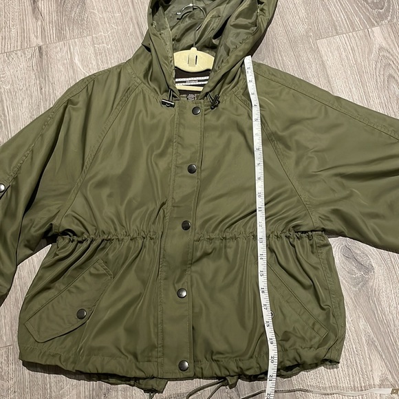 D Casual Green short hooded light jacket with adjustable Sleeves . - Picture 6 of 8